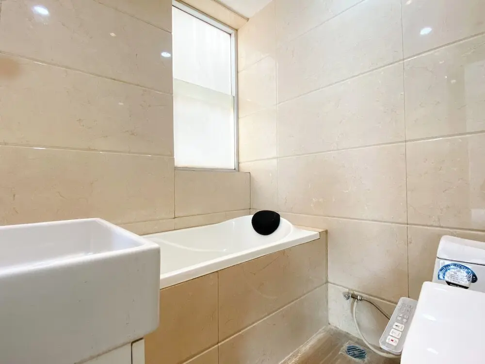 Чикаранг: Comfort 2Br At Crown Court Executive Condominium Apartment