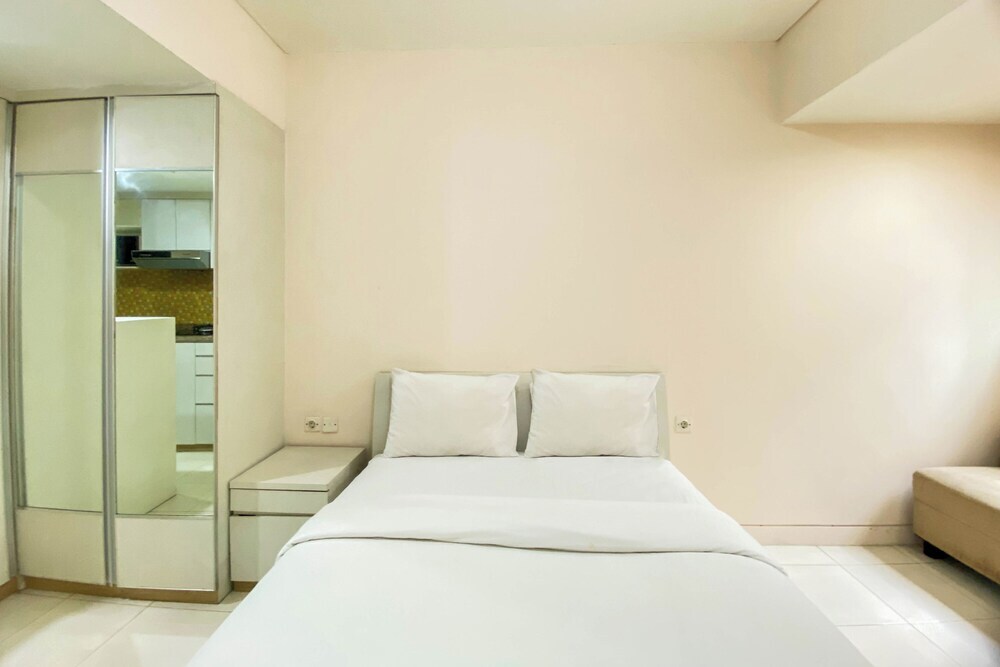 Джакарта: Fancy And Nice Studio At Tamansari Sudirman Apartment