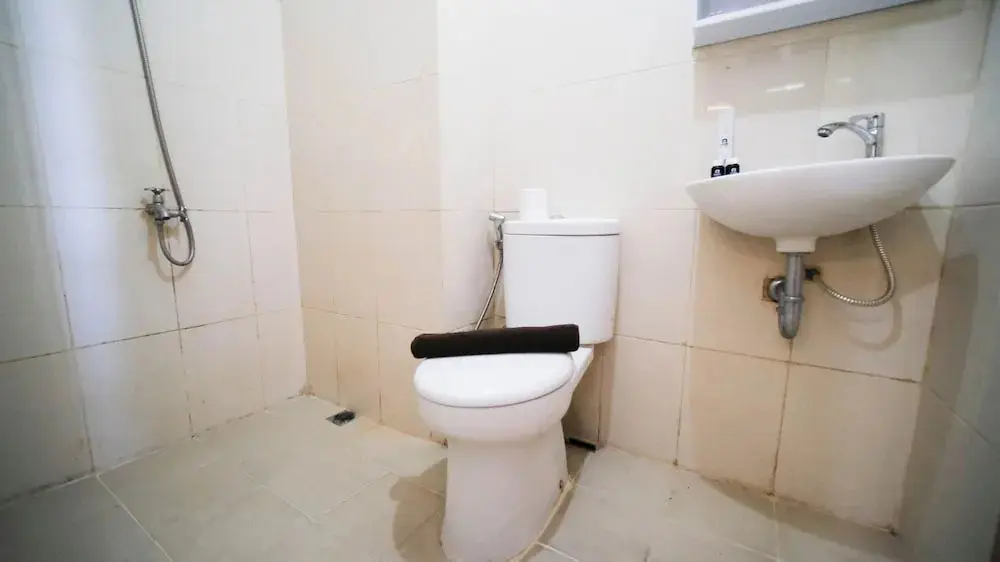 Сурабая: Best Choice And Homey Studio At Bale Hinggil Apartment