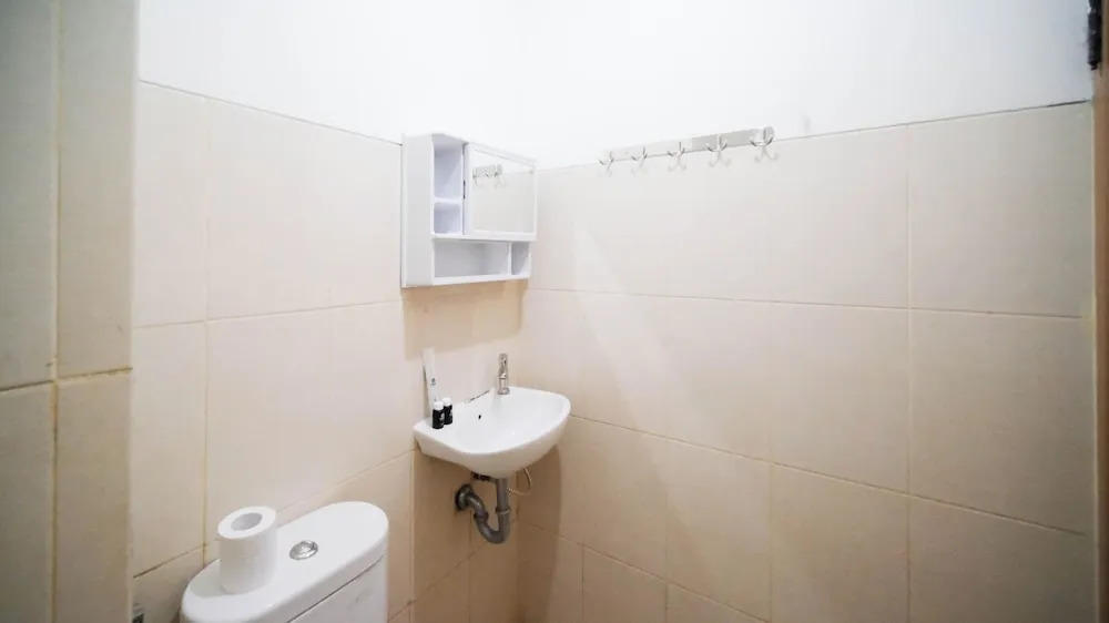 Сурабая: Best Choice And Homey Studio At Bale Hinggil Apartment