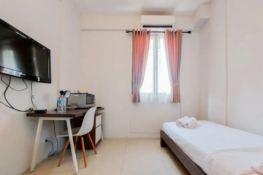 Legok: Minimalist And Warm Studio Room (No Kitchen) Kubikahomy Apartment