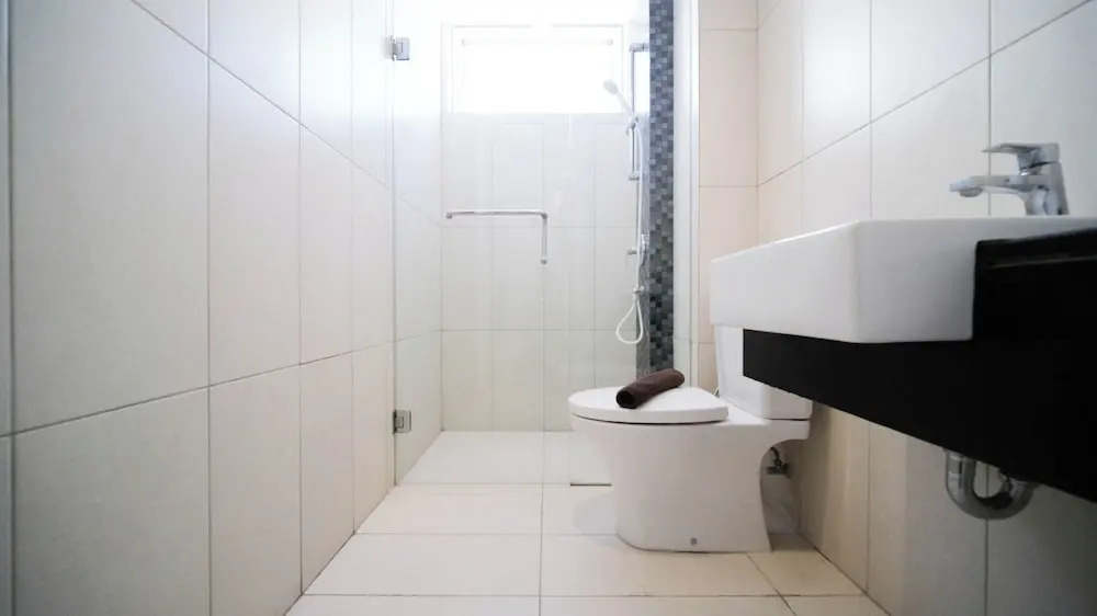 Сурабая: Spacious And Homey 2Br At The Via And The Vue Apartment