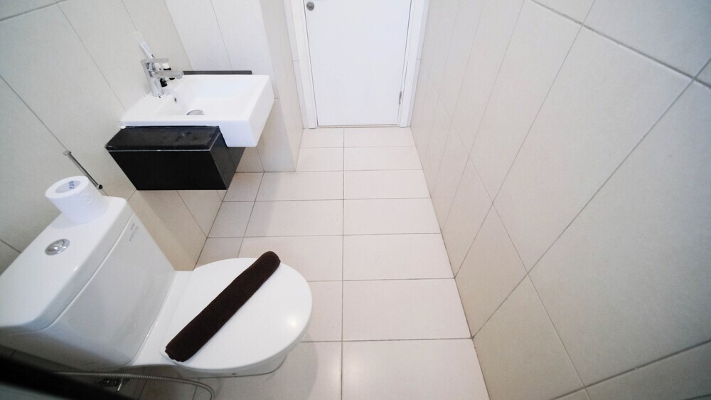 Сурабая: Spacious And Homey 2Br At The Via And The Vue Apartment
