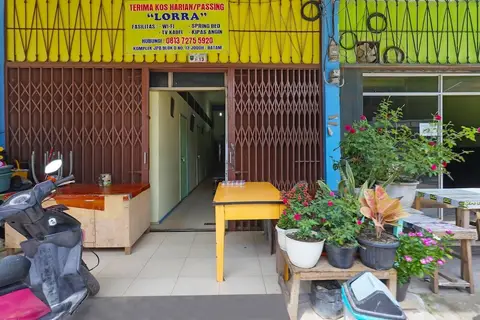 SPOT ON 92186 Penginapan LorraNearPasar Oleh Oleh — фото 1