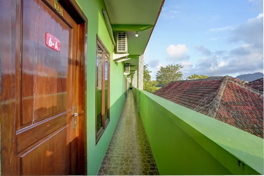 Гресик: OYO 92896 Hotel Sahabat Syariah Near Plasa Telkom Bawean