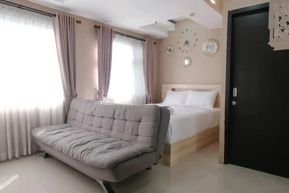 Бандунг: Spacious Studio With Extra Room At Grand Asia Afrika Apartment