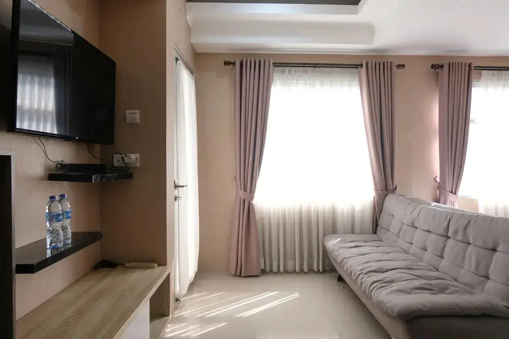 Бандунг: Spacious Studio With Extra Room At Grand Asia Afrika Apartment