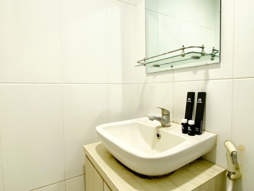 Караванг: Cozy Stay Studio Tamansari Mahogany Karawang Apartment