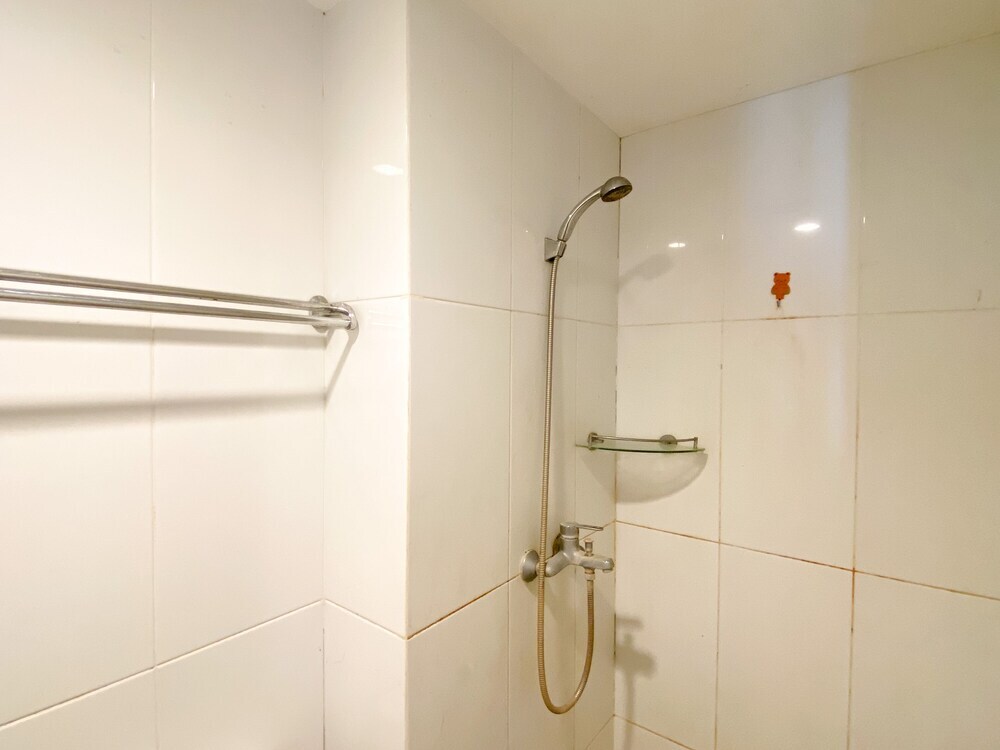 Караванг: Cozy Stay Studio Tamansari Mahogany Karawang Apartment