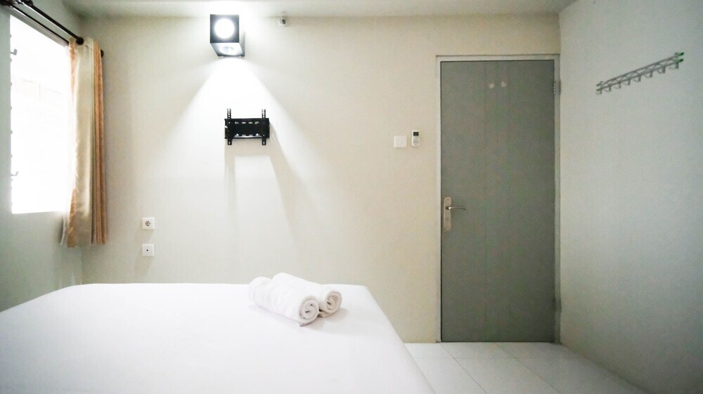 Сурабая: Simple And Homey 2Br At Dian Regency Apartment