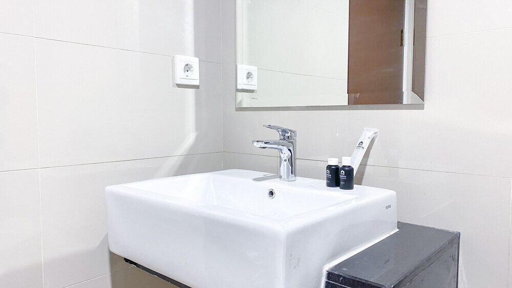 Джакарта: Warm And Elegant 2Br At The Kensington Royal Suites Apartment