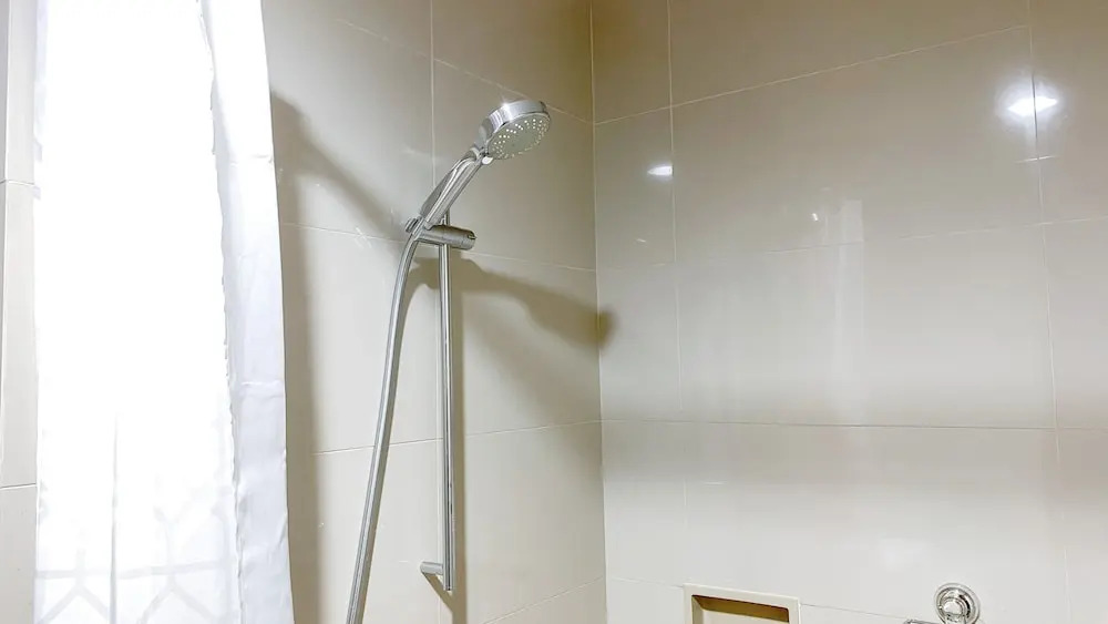 Джакарта: Warm And Elegant 2Br At The Kensington Royal Suites Apartment