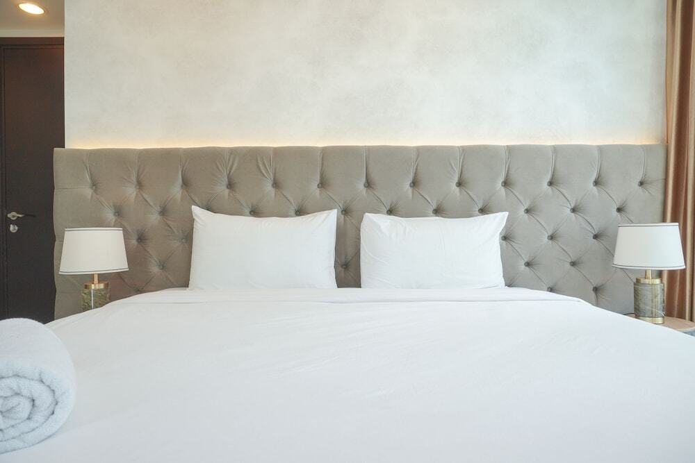 Джакарта: Warm And Elegant 2Br At The Kensington Royal Suites Apartment