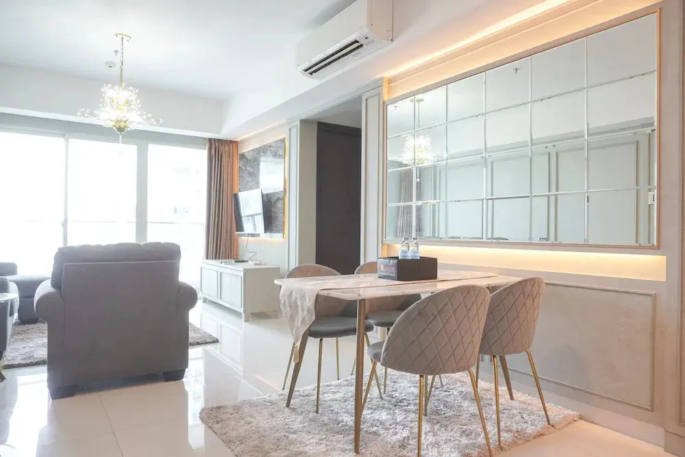 Джакарта: Warm And Elegant 2Br At The Kensington Royal Suites Apartment