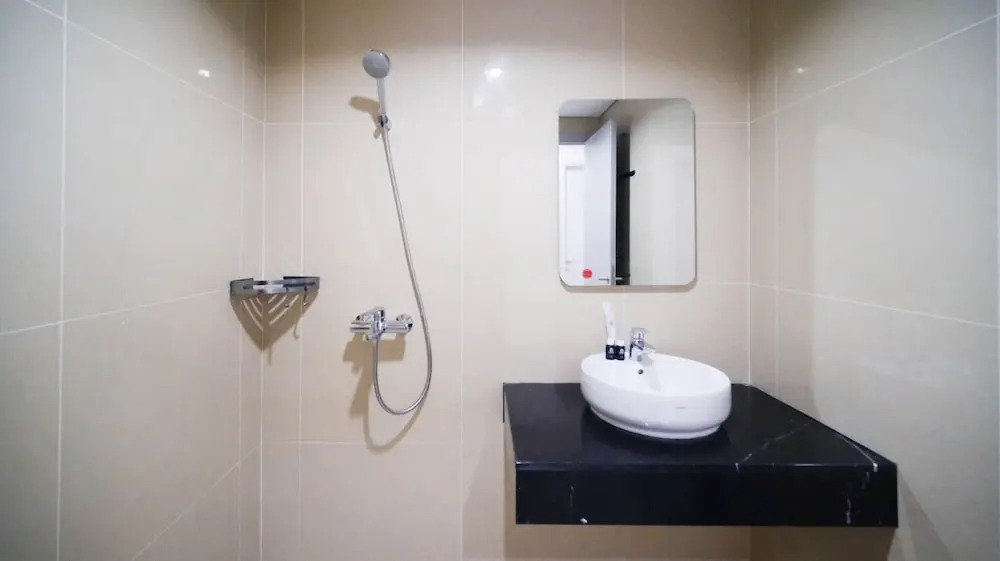 Сурабая: Minimalist With Beautiful View 2Br At Grand Sungkono Lagoon Apartment