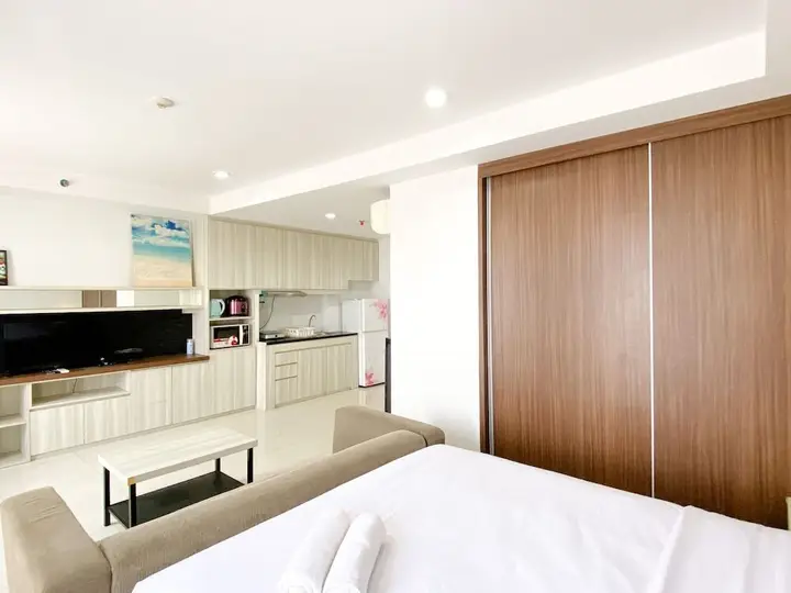 Чикаранг: Cozy And Spacious Studio Room Azalea Suites Apartment