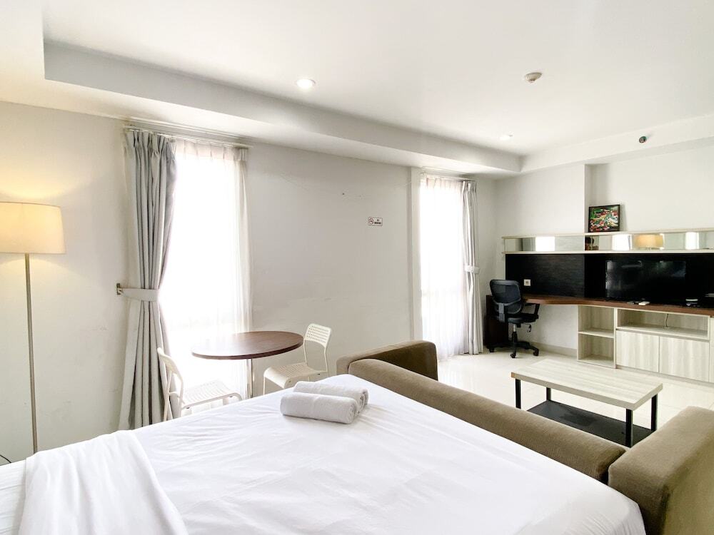 Чикаранг: Cozy And Spacious Studio Room Azalea Suites Apartment