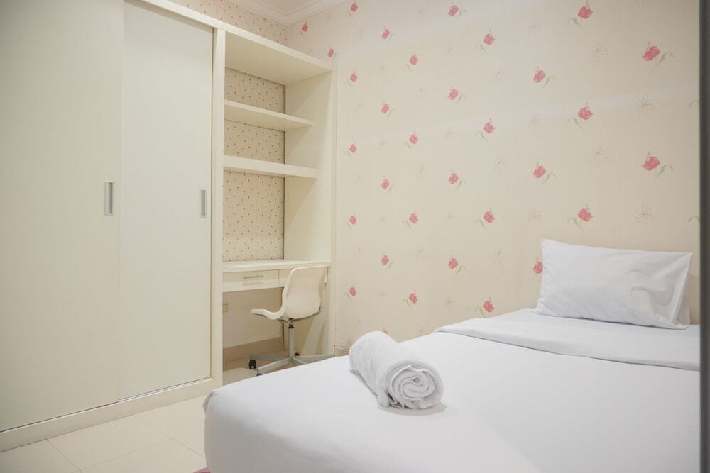 Джакарта: Homey And Comfort Stay 2Br Bellezza Apartment