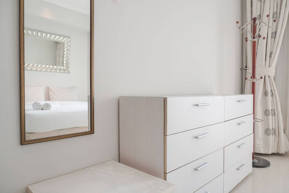 Джакарта: Homey And Comfort Stay 2Br Bellezza Apartment