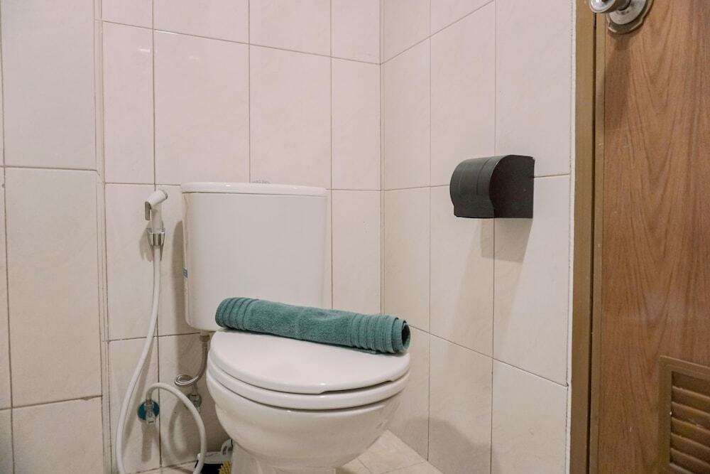 Южный Тангеранг: Homey And Warm Studio Amazana Serpong Apartment