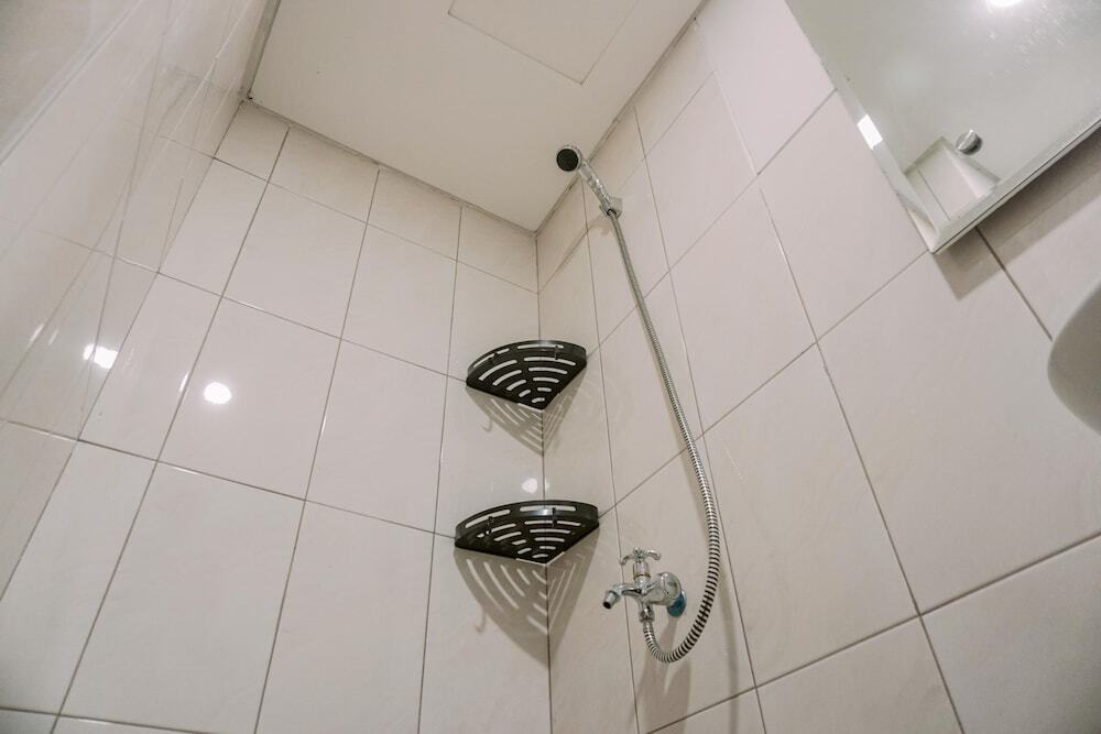 Южный Тангеранг: Homey And Warm Studio Amazana Serpong Apartment