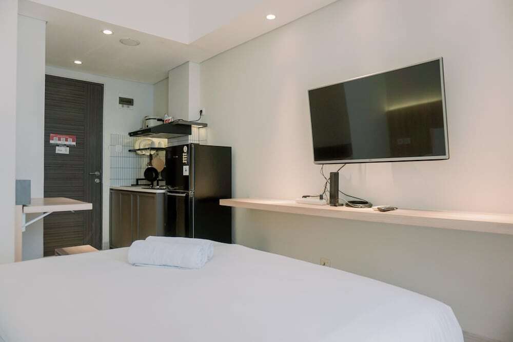 Южный Тангеранг: Homey And Warm Studio Amazana Serpong Apartment