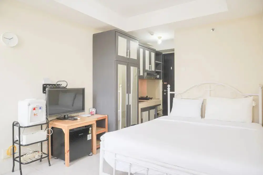Джакарта: Homey And Simply Look Studio Belmont Residence Puri Apartment