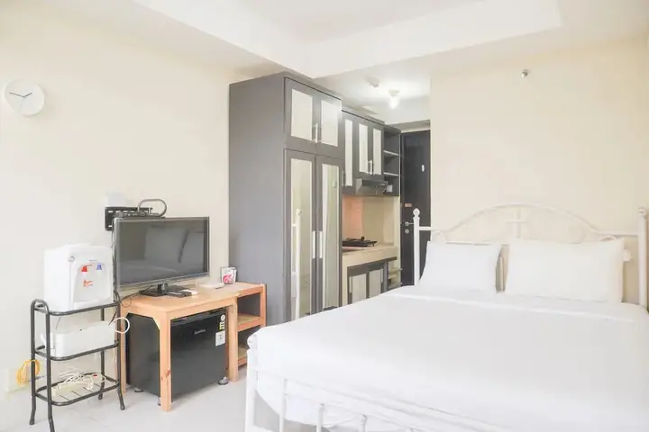 Джакарта: Homey And Simply Look Studio Belmont Residence Puri Apartment