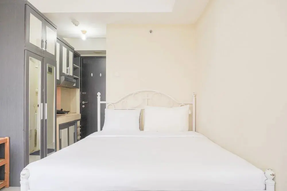 Джакарта: Homey And Simply Look Studio Belmont Residence Puri Apartment