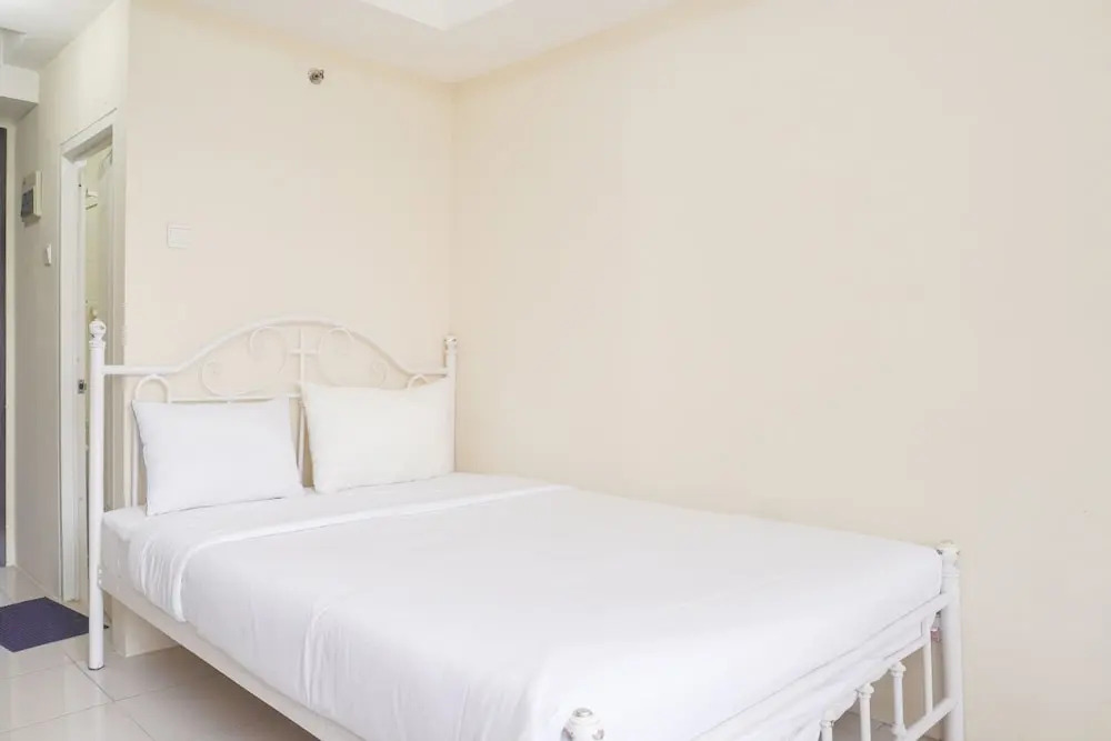 Джакарта: Homey And Simply Look Studio Belmont Residence Puri Apartment