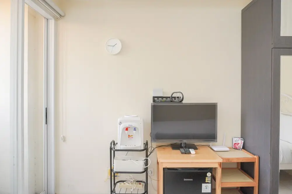 Джакарта: Homey And Simply Look Studio Belmont Residence Puri Apartment