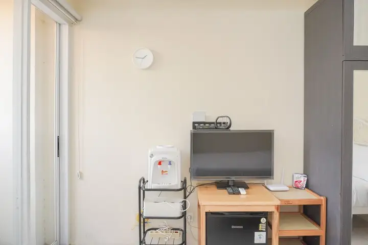 Джакарта: Homey And Simply Look Studio Belmont Residence Puri Apartment