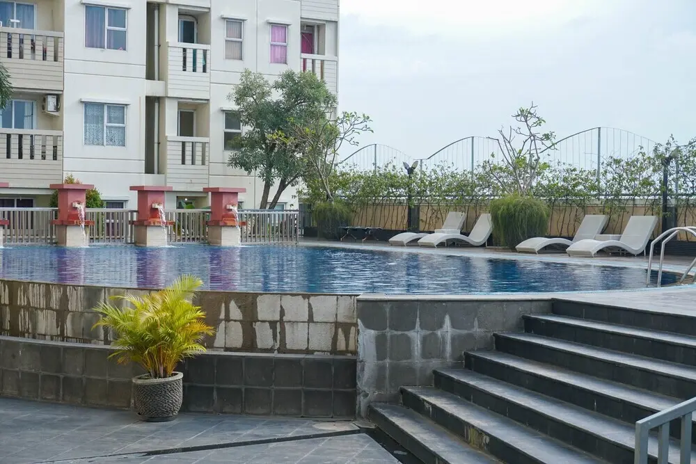 Джакарта: Homey And Simply Look Studio Belmont Residence Puri Apartment