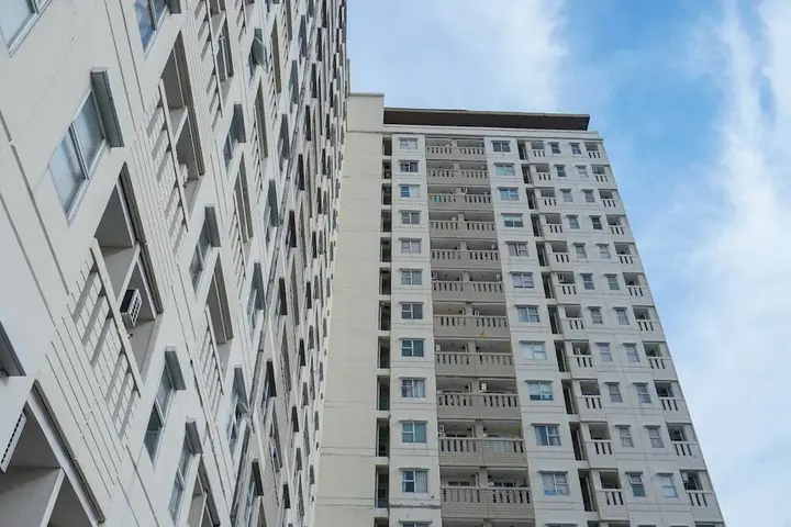 Джакарта: Homey And Simply Look Studio Belmont Residence Puri Apartment