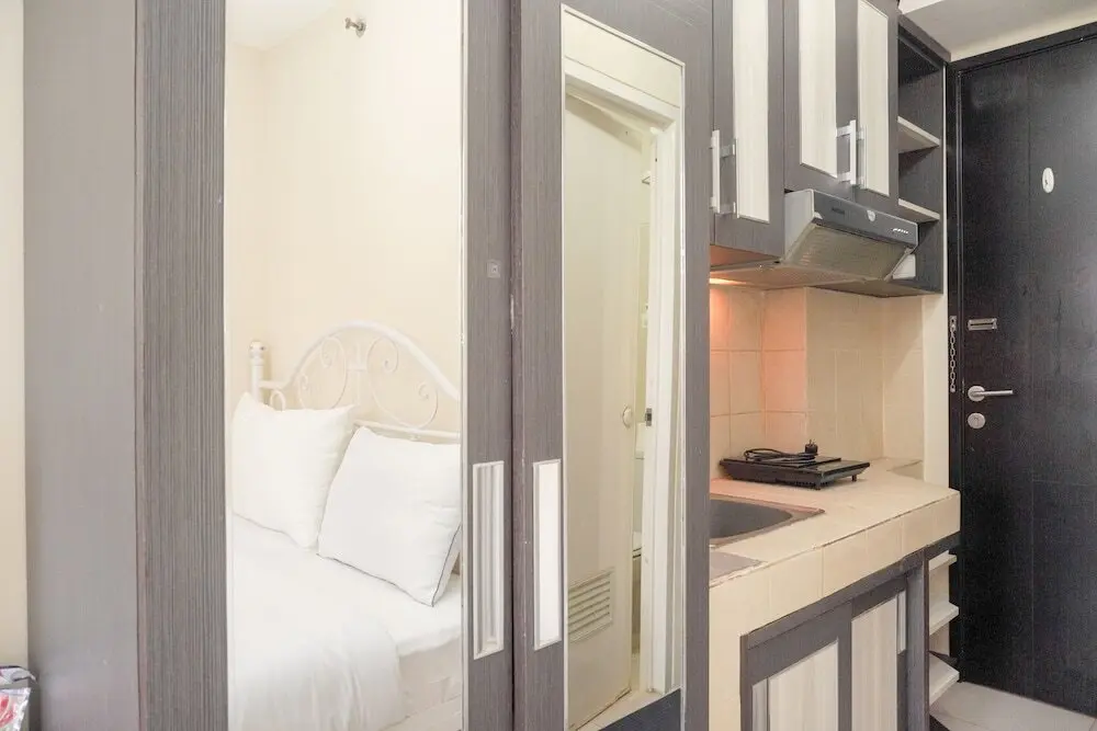 Джакарта: Homey And Simply Look Studio Belmont Residence Puri Apartment