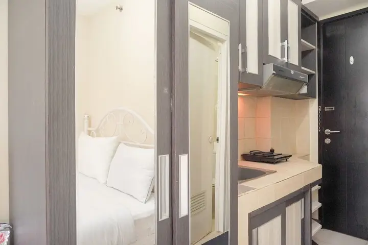 Джакарта: Homey And Simply Look Studio Belmont Residence Puri Apartment