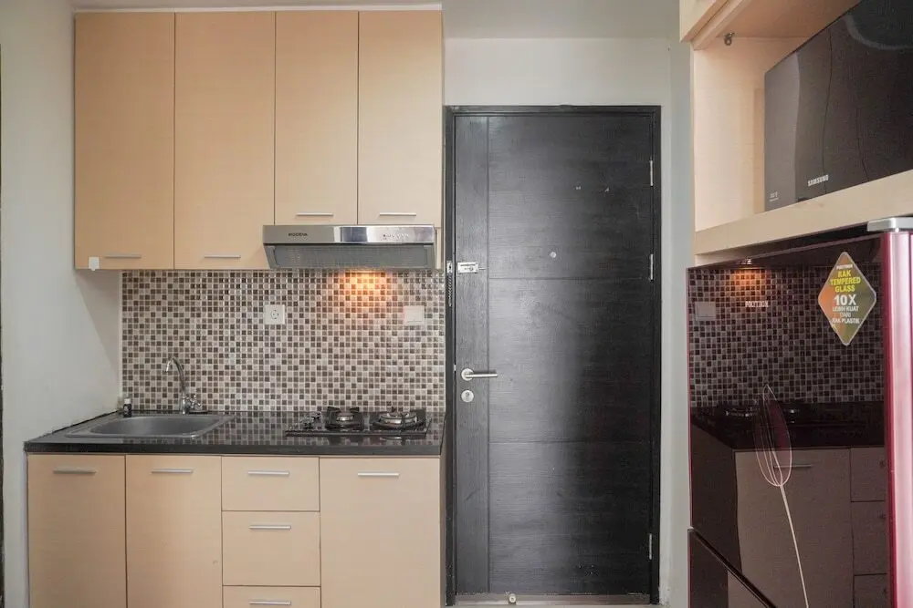 Джакарта: Homey And Warm 1Br Belmont Residence Puri Apartment