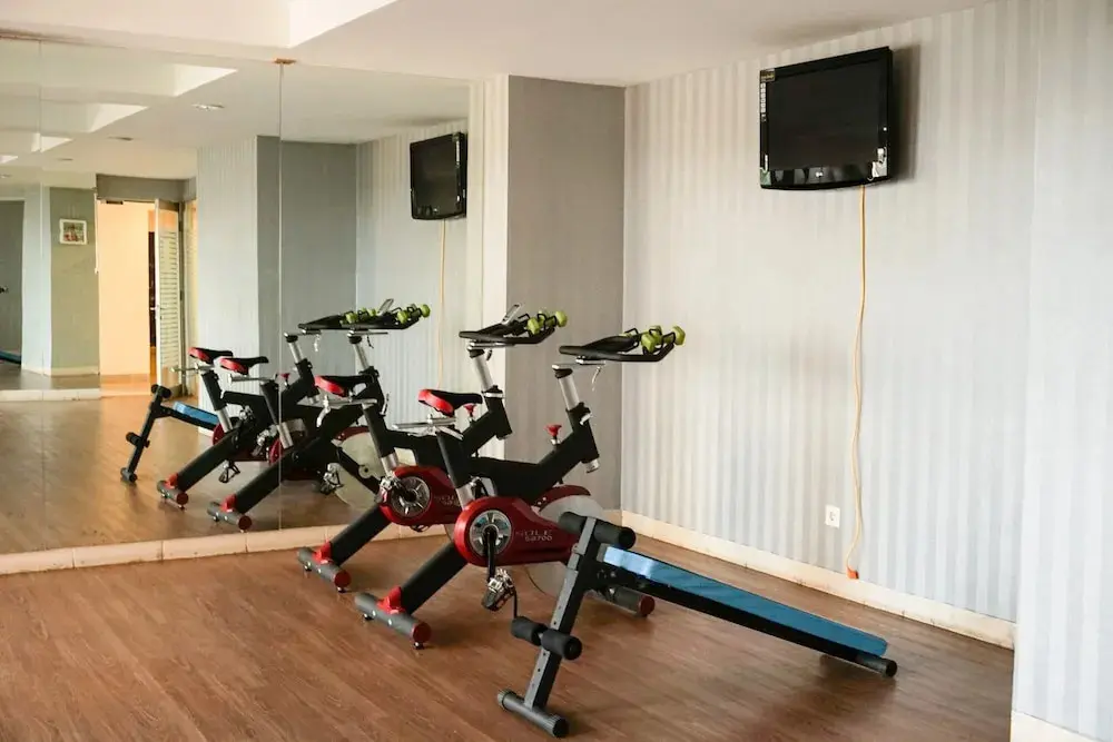 Джакарта: Homey And Warm 1Br Belmont Residence Puri Apartment