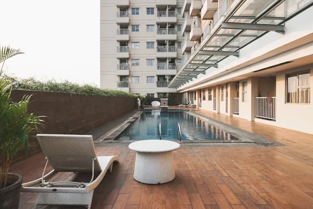 Джакарта: Homey And Warm 1Br Belmont Residence Puri Apartment