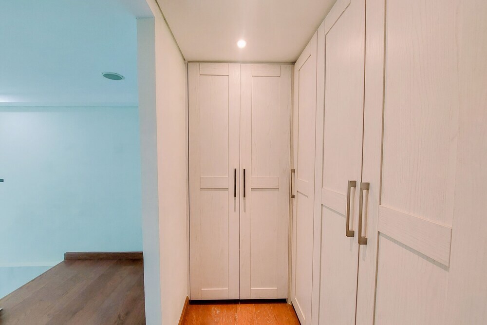 Медан: Big Studio Loft Apartment at The Reiz Condominium Medan By Travelio