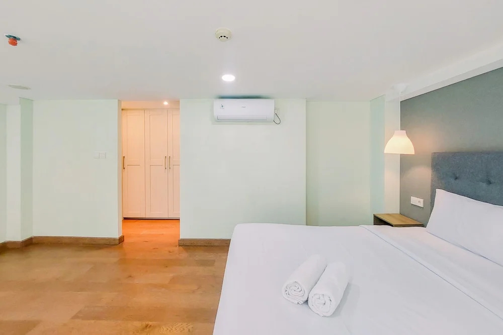 Медан: Big Studio Loft Apartment at The Reiz Condominium Medan By Travelio