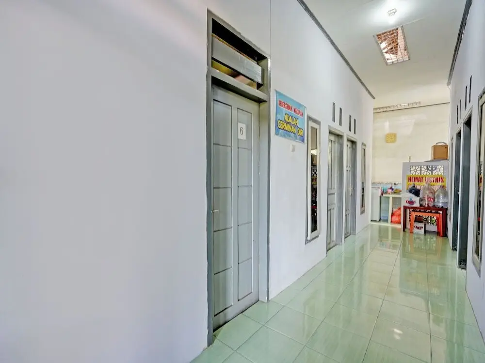 OYO Life 92937 Kost Putri Sarkara Syariah — фото 1