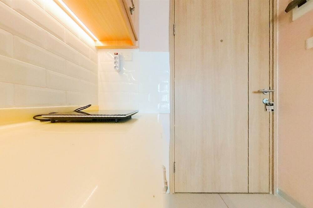 Тангеранг: Homey And Modern Studio At Tree Park City Cikokol Apartment