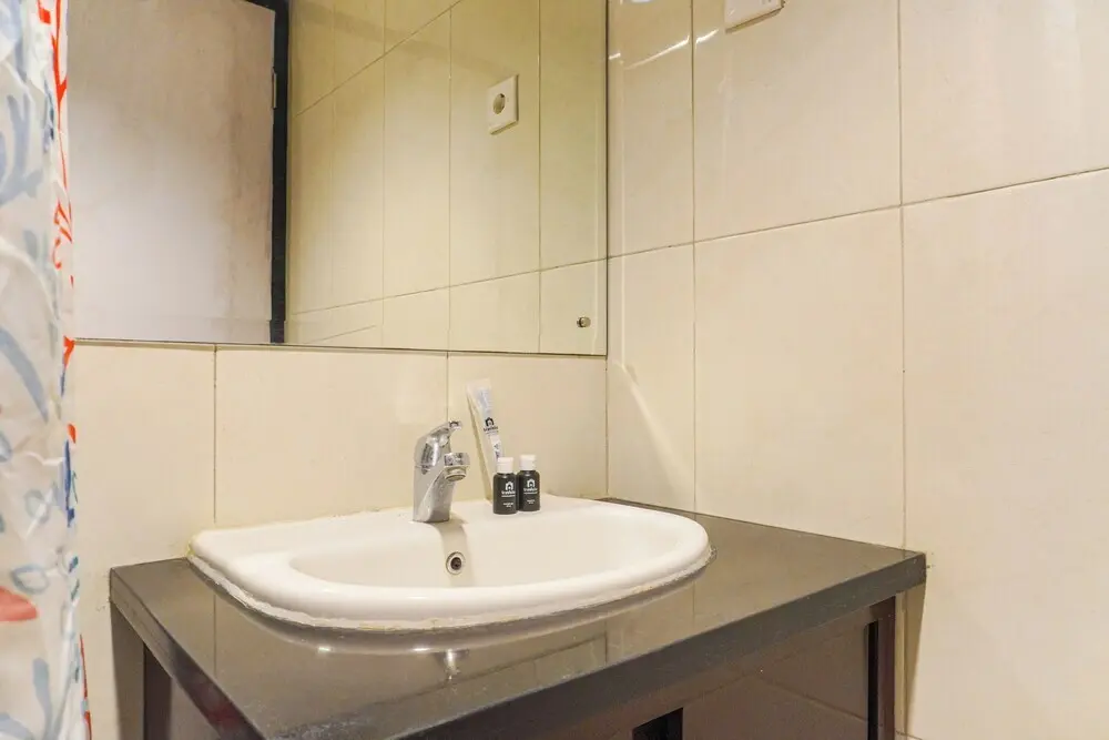 Джакарта: Good Deal Studio Loft At Nifarro Park Apartment