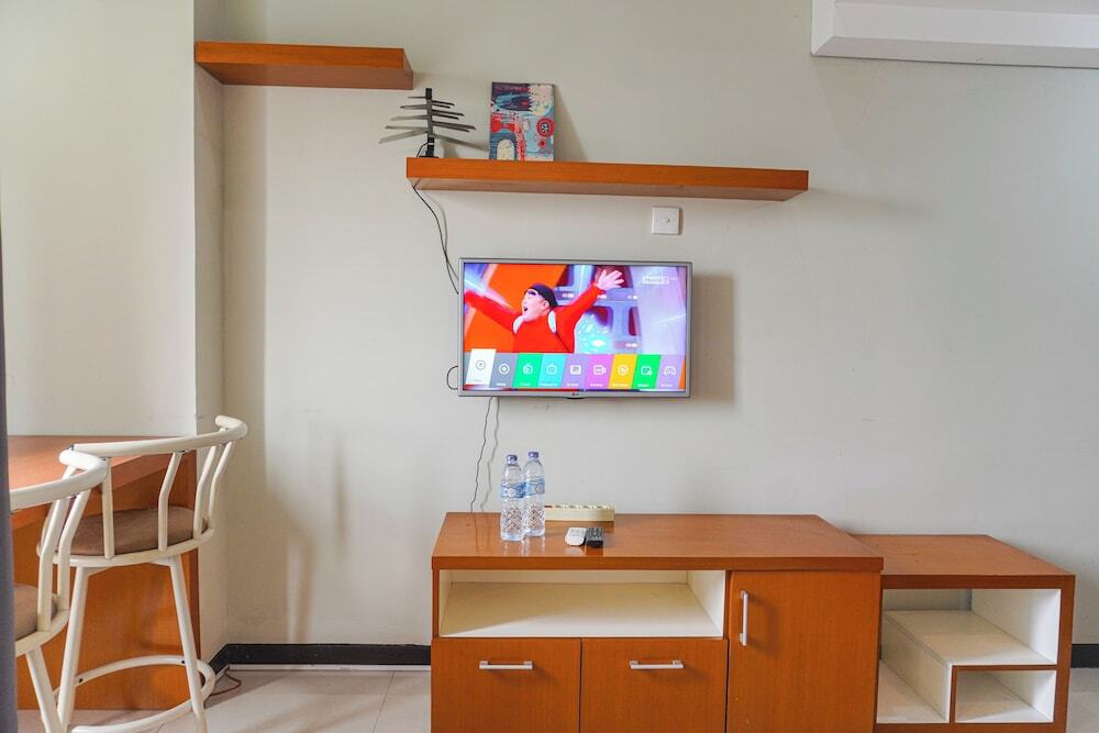 Джакарта: Good Deal Studio Loft At Nifarro Park Apartment