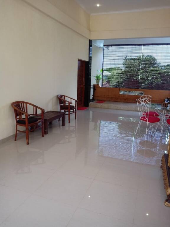 Сукавати: Sangkara Guest House
