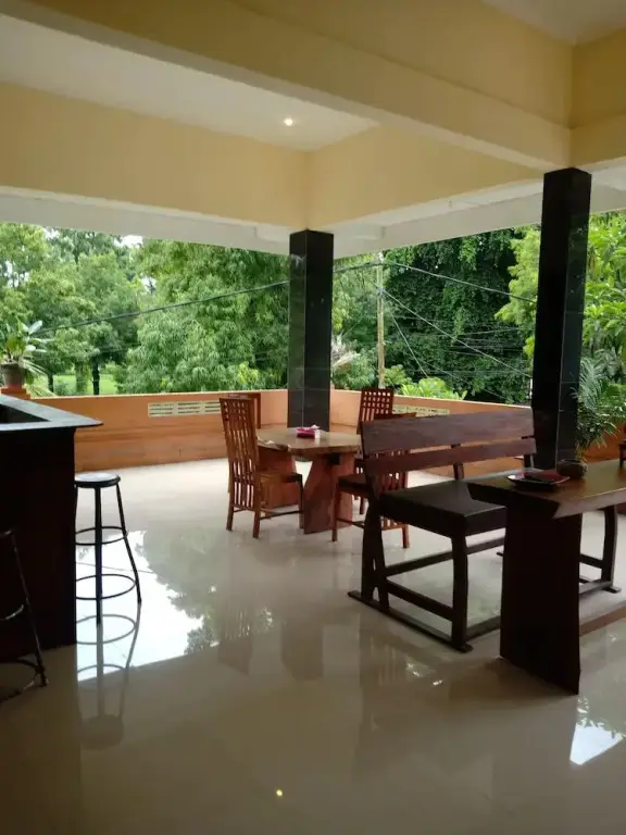 Сукавати: Sangkara Guest House