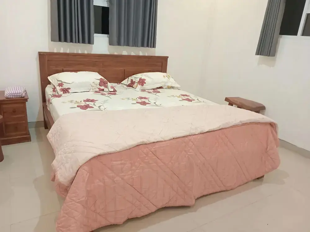 Сукавати: Sangkara Guest House