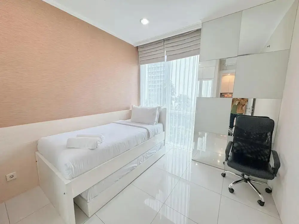 Сурабая: Restful And Simple 2Br At The Via And The Vue Apartment