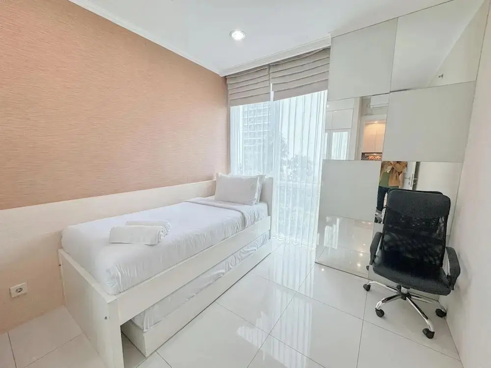 Сурабая: Restful And Simple 2Br At The Via And The Vue Apartment